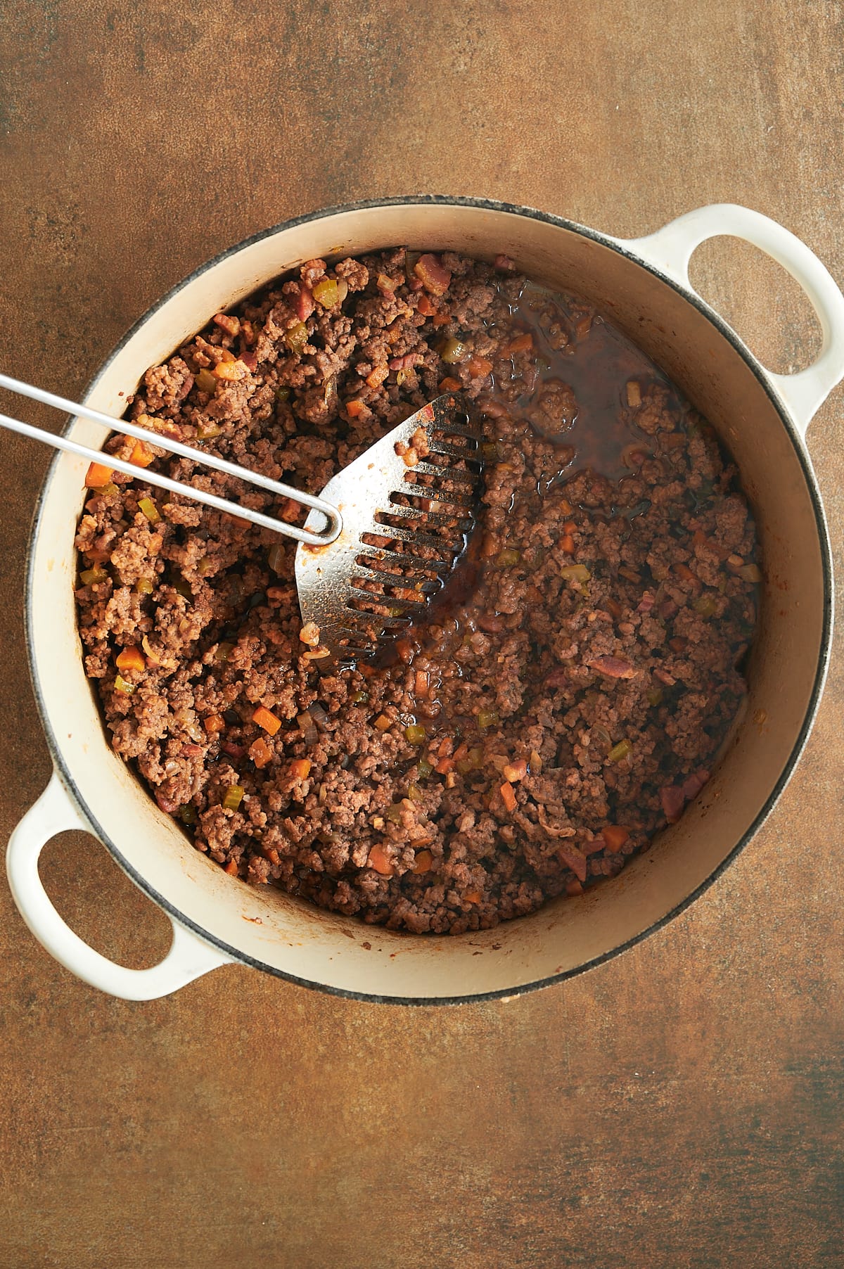Deglazing browned meat with wine for bolognese