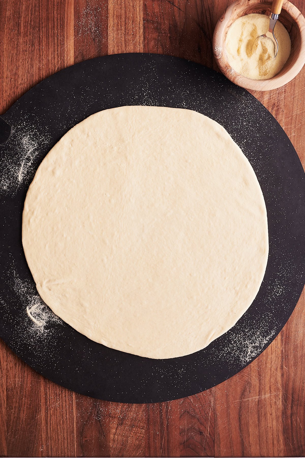 How to Roll Out Pizza Dough Without a Rolling Pin: Easy Hacks
